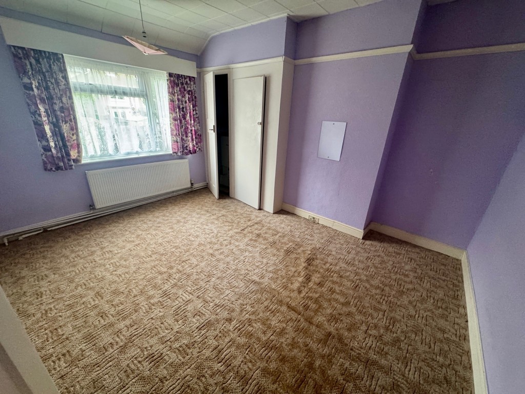 Lot: 150 - THREE-BEDROOM SEMI-DETACHED HOUSE FOR IMPROVEMENT - Bedroom 1